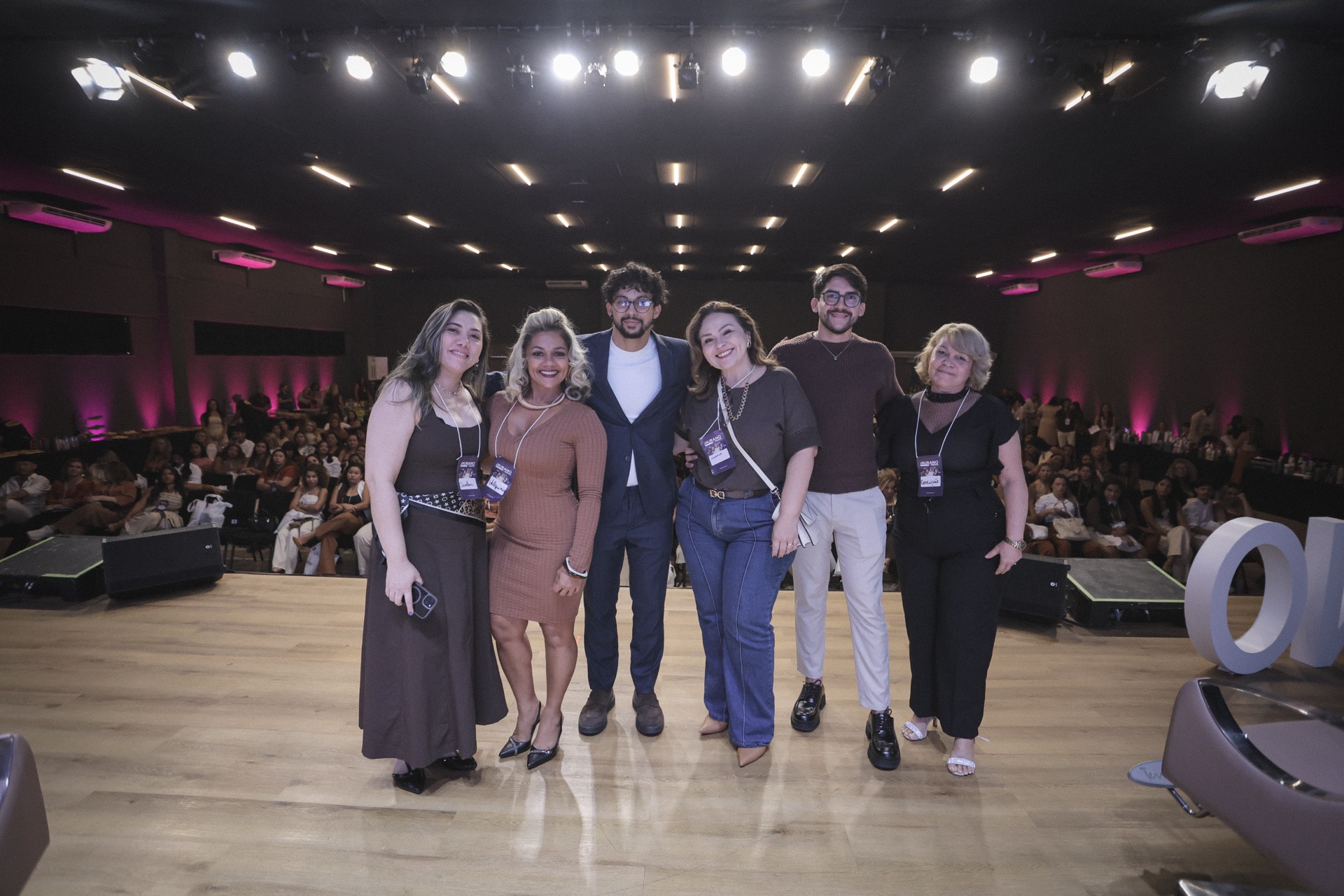 Equipe B4 no palco com plateia de salões